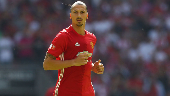 Chẳng mất một xu chuyển nhượng, Manchester United đã có được một tiền đạo đẳng cấp mang tên Zlatan Ibrahimovic. Chính cầu thủ này đã thể hiện mình bằng những bàn thắng quan trọng giúp Quỷ đỏ có được danh hiệu đầu tiên là Siêu cúp nước Anh.