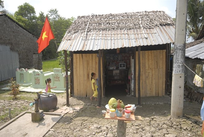 Nhà có bàn thờ Ông Thiên trước cửa.