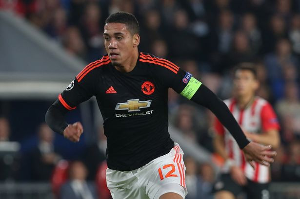 Cầu thủ Man United đầu tiên được các CĐV liên tục nhắc tới đó chính là trung vệ đội trưởng Chris Smalling.Kể từ khi nhận chiếc thẻ đỏ "ngu ngốc" trong trận derby Manchester cách đây 1 mùa, Smalling không những không bị sức ép làm "lụt chân" mà còn ngày càng hoàn thiện.