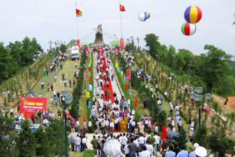 Trong tâm trí nhiều người, đi đền Gióng (Sóc Sơn, Hà Nội) vào đầu năm sẽ nhận được sức khỏe và nhiều may mắn. Lễ hội này được khai mạc vào ngày 6/1 hàng năm và diễn ra trong 3 ngày với đầy đủ các nghi lễ truyền thống như: lễ khai quang, lễ rước, lễ dâng hương, dâng hoa tre lên đền Thượng, nơi thờ Thánh Gióng.