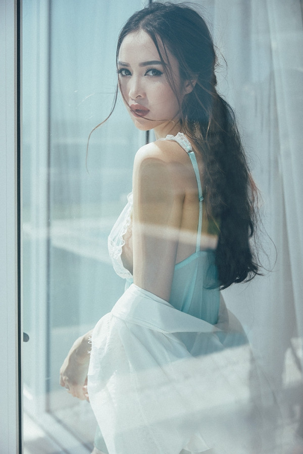Trong trang phục mỏng manh nhưng vẫn khá kín đáo, Vũ Ngọc Anh vừa khoe được những đường cong của cơ thể mà vẫn không đến nỗi gây phản cảm.