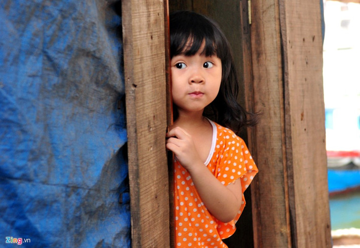 Hàng ngày cha đi biển đánh bắt thủy sản, mẹ ra cảng Quy Nhơn mua bán cá, những đứa trẻ ở trong lều một mình.