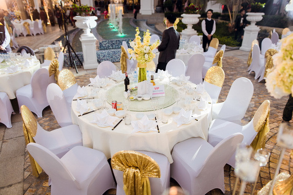 Được biết, chỉ riêng số chi phí cho công tác trang trí đám cưới đã tốn một số tiền không nhỏ, khoảng 1,5 tỷ đồng. Với chi phí ngất ngưởng này, tiệc cưới bạc tỷ lại thêm một lần nữa trở thành tâm điểm của cộng đồng mạng. Ảnh sử dụng trong bài: Facebook/ Beatvn.