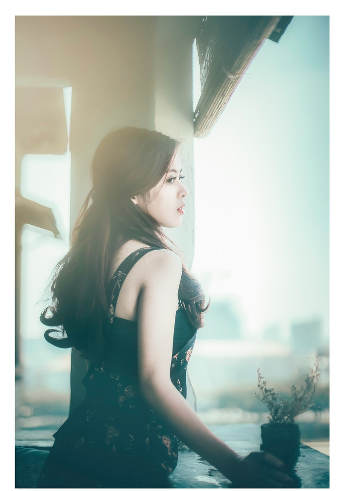 Sở hữu khuôn mặt đẹp sắc sảo, đôi mắt to buồn và bờ môi gợi cảm là những điểm cộng giúp Tóc Mây ghi điểm trong mắt của người ngắm.