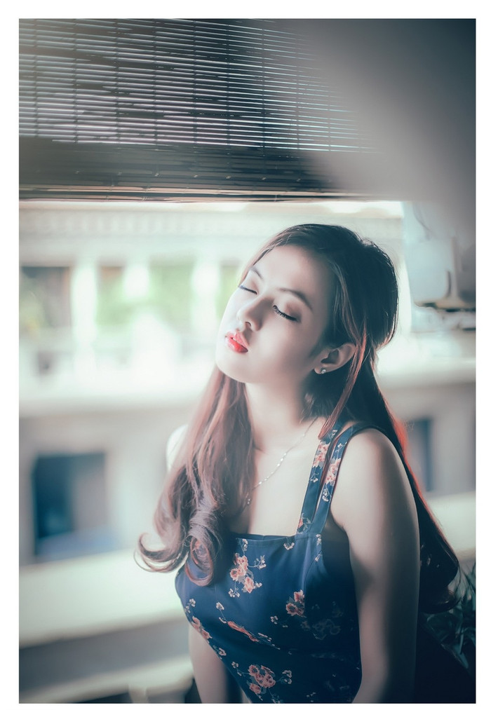 Ngắm bộ ảnh này, nhiều cư dân mạng đã phải thốt lên rằng cô nàng xinh đẹp quê Trà Vinh có một khuôn mặt biểu cảm cực tốt và đôi môi hững hờ đẹp mê hồn.