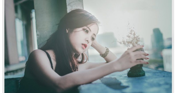 Sở hữu nét đẹp mộc mạc nhưng không kém phần quyến rũ cô hot girl Trà Vinh có nghệ danh Tóc Mây đã khiến không ít chàng trai phải say đắm. Đặc biệt, mới đây cô nàng này còn cho đăng tải bộ ảnh màu film đẹp mê hồn lại khiến hình ảnh của cô đi sâu vào tim của người ngắm