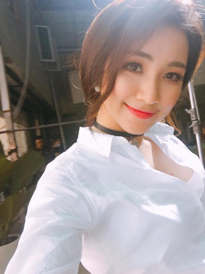 Tuy nhiên, mới đây những hình ảnh được đăng trên trang cá nhân của Hòa Minzy được nhiều người chú ý và họ nhận ra rằng vòng một của cô có "to" lên bất thường và ngay lập tức nghi vấn dao kéo được gắn cho cô ca sĩ quê Bắc Ninh này.