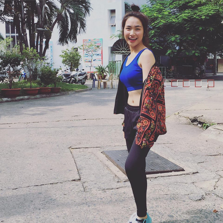 Cụ thể, trên trang cá nhân của mình, người tình cũ của Công Phượng cho đăng những bức ảnh khá táo bạo với những bộ trang phục mát mẻ như bikini, áo khoét cổ sâu hoắm, khoe khéo vòng 1 căng tràn.