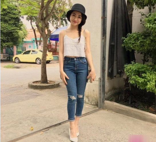 Chính bức ảnh mà Hòa Minzy đăng tải khiến nhiều người thấy rằng dù 16 tuổi nhưng vòng 1 của Hòa Minzy đã đâu ra đấy, nóng bỏng chẳng hề thua kém hiện tại.