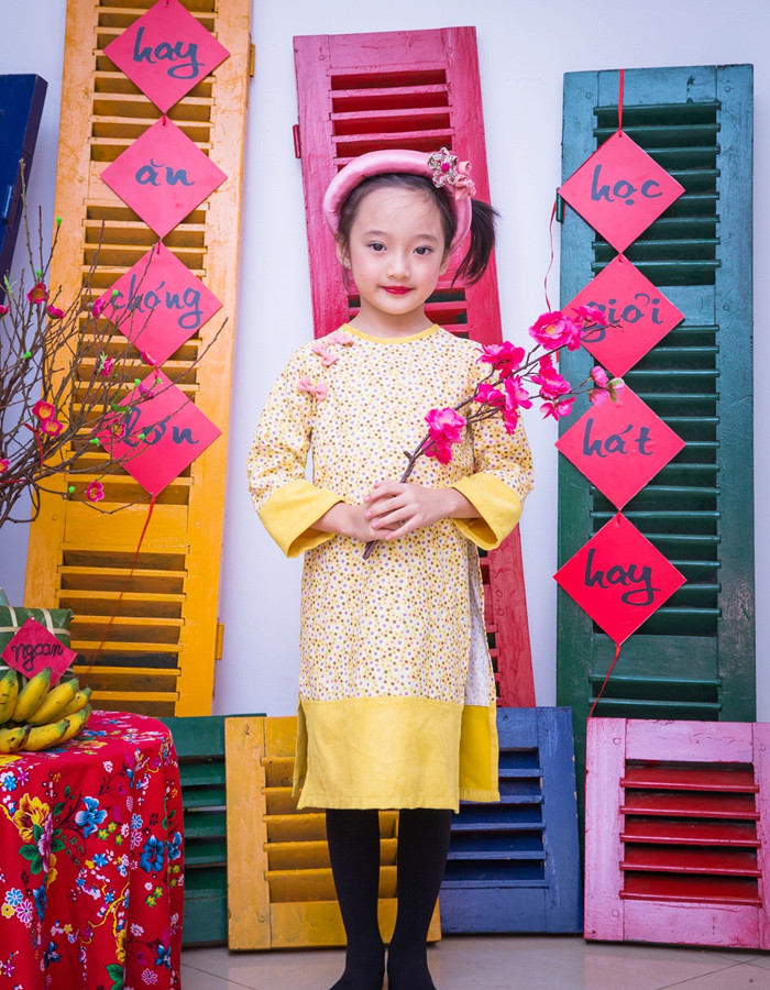 Với biểu cảm háo hức và tươi tắn thì Bảo Anh đã mang lại không khí tết gần hơn cho những người ngắm bộ ảnh này của bé.