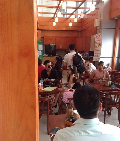Những hình ảnh mới được đăng tải trên mạng xã hội, Hữu Công và cô gái lạ kia tỏ ra khá tình tứ và vui vẻ. Ảnh: Một thế giới.