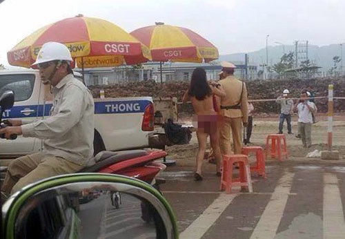 Không chỉ có ngồi ì trên xe không chịu xử lý, có những bạn trẻ còn chẳng ngại sĩ diện lột đồ để chống đối những người thi hành công vụ.