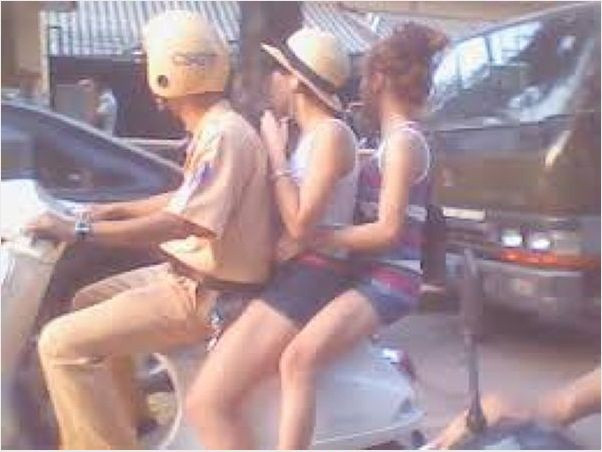 Những hành vi "chơi lầy" khi tham gia giao thông của một số bạn trẻ vừa qua đã trở thành điểm nóng để cư dân mạng soi vào. Rất nhiều trường hợp đã bị cư dân mạng lên án.
