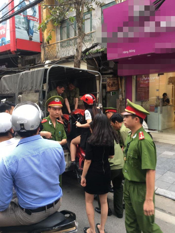 Mới đây, hình ảnh cô gái vi phạm giao thông ngồi chễm chệ trên xe mặc cho các các chú công an phường khiêng về đồn được cư dân mạng hết sức quan tâm và đưa ra rất nhiều những bình luận trái chiều với hành vi này.