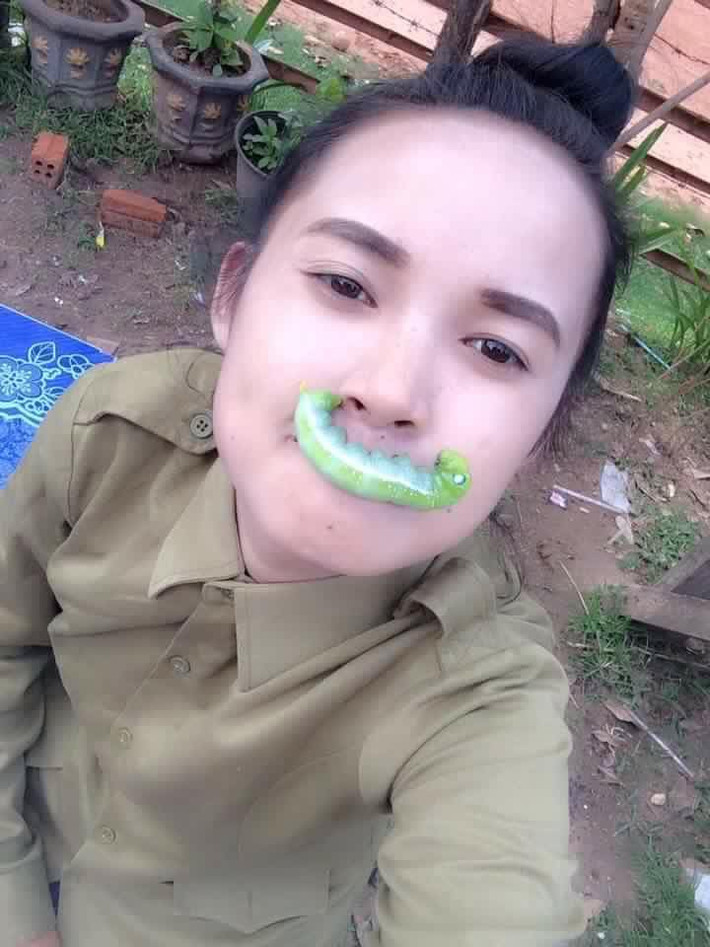 Không chỉ dùng miệng để ngậm, cô gái này đã biến con vật này trở thành bạn diễn với mình trong những bức ảnh tự sướng.