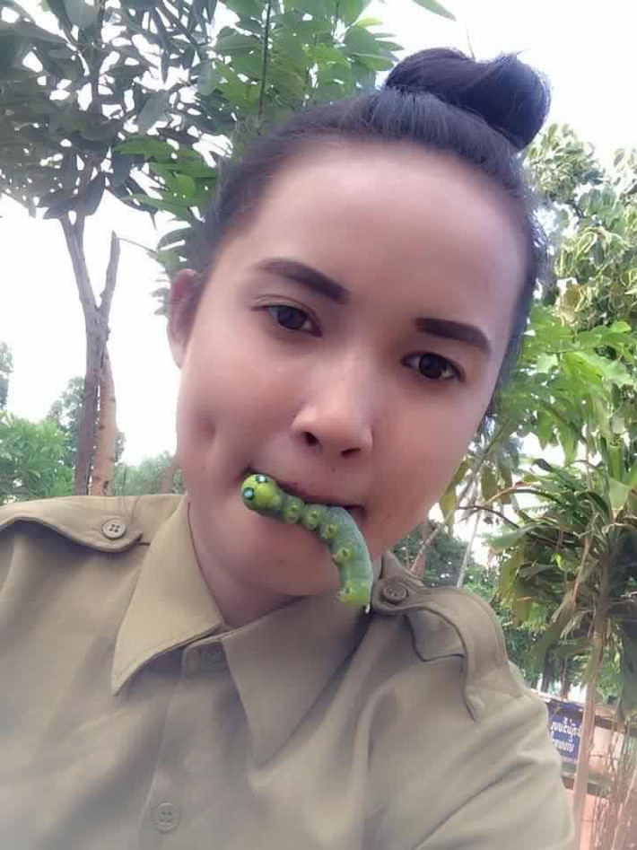 Thành viên có nickname Hoang Minh Hai chia sẻ rằng: "Không hiểu nghĩ sao nữa, nhìn con vật này đã thấy cần tránh xa rồi mà cô nàng trên còn dám dũng cảm dùng miệng để mân mê nó".
