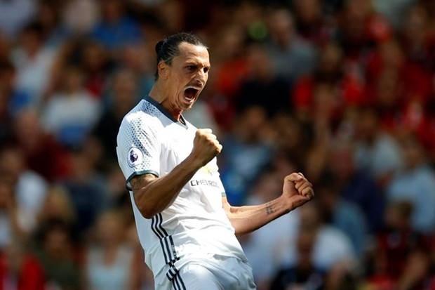 Zlatan Ibrahimovic đã có một khởi đầu không thể hoàn hảo hơn trong màu áo của Manchester United tại vòng khai màn Ngoại hạng Anh, khi chính anh là người có bàn thắng ấn định chiến thắng 3-1 của đội chủ sân Old Trafford trước Bournemouth. Ngoài ra, với bàn thắng này, bản hợp đồng miễn phí của Quỷ đỏ thành Manchester còn phá kỷ lục vô tiền khoáng hậu là ghi bàn trong mọi trận ra mắt ở các giải đấu từng tham dự.