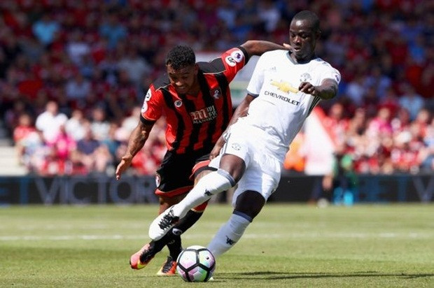 Eric Bailly là cầu thủ được đánh giá khá cao trong tour đấu mùa hè của Manchester United. Chưa dừng lại ở đó, trung vệ người Bờ Biển Ngà còn thể hiện màn trình diễn không thể chê được trong ngày đầu ra mắt giải Ngoại hạng Anh. Tỷ lệ chuyền chính xác của ngôi sao trẻ sinh năm 1994 đạt chỉ số vượt trội lên tới 95% khiến nhiều chân chuyền tốt tại giải đấu hàng đầu nước Anh phải ghen tỵ.