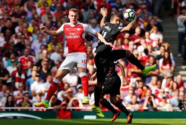 Rob Holding chứng tỏ anh là một bức tường chắn khá vững chắc trước khung thành của Petr Cech. Dù phải nhận tới 4 bàn thua nhưng ngôi sao tuổi đôi mươi của Arsenal vẫn cho thấy sự điềm tĩnh và không hoảng loạn. Ảnh: Goal.