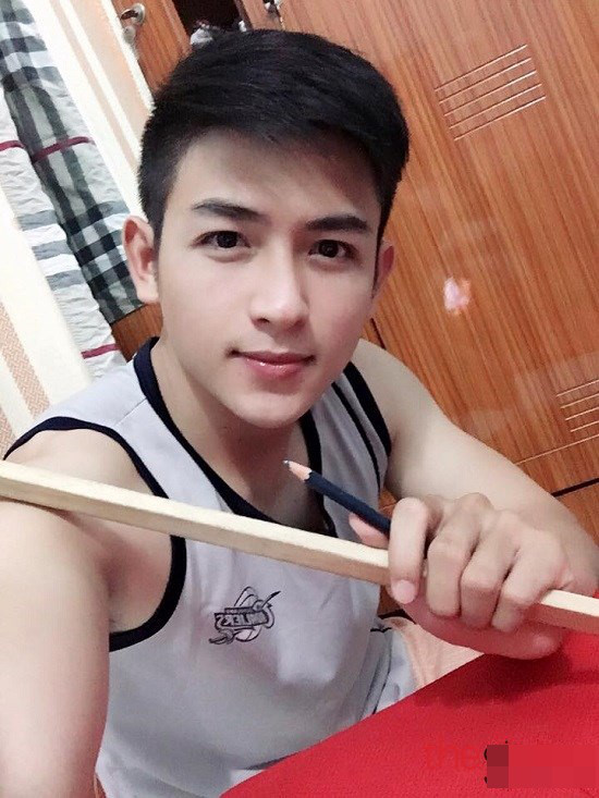 Thoát ra khỏi bộ trang phục khi lên sóng, Hải Dương khoác lên mình bộ trang phục bụi bặm và trở thành chàng nhiếp ảnh gia phong trần.