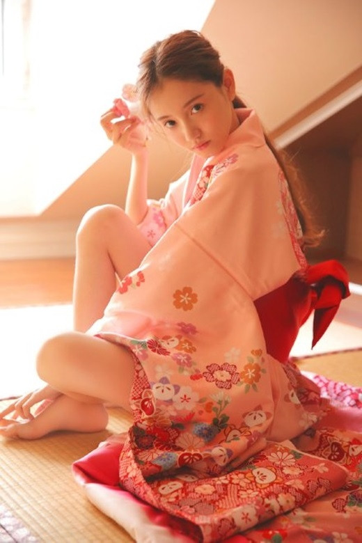 Ngoài ra vào thời gian rảnh rỗi, Tiểu Trạch còn làm những món đồ handmade và đăng bán ngay trên trang cá nhân của mình. Nhiều cư dân mạng đánh giá rằng, cô gái 9X này là mẫu người yêu hoàn hảo không chỉ xinh đẹp mà còn vô cùng khéo tay.