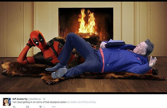 Khi Van Gaal bắt chước nhân vật siêu anh hùng Deadpool.