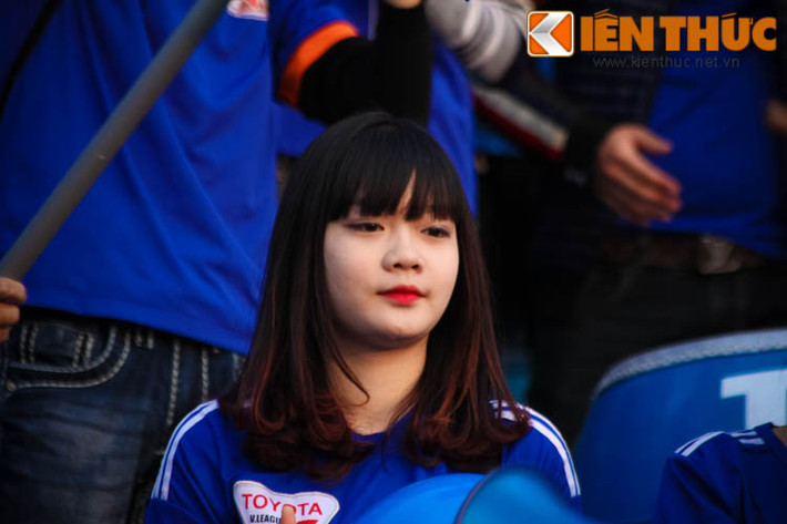 Liên tục những bài cổ vũ đầy máu lửa của các cô nàng khiến cả sân phải chú ý.