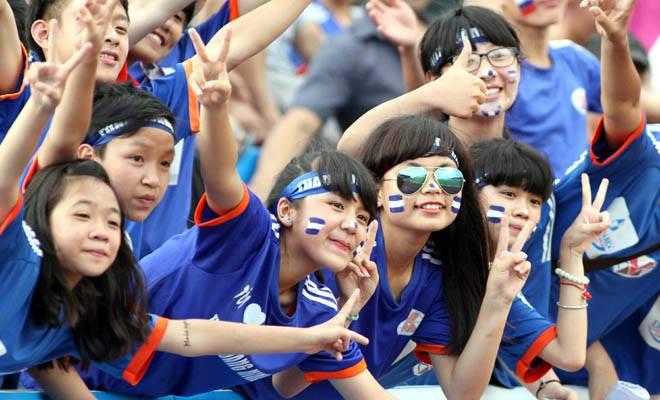 Những CĐV xinh đẹp đất Mỏ liên tục thể hiện sự đáng yêu của mình.