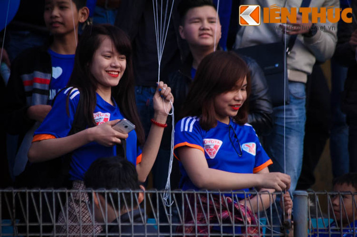 CLB Than Quảng Ninh nổi tiếng sở hữu những bóng hồng xinh đẹp nhất nhì V.League. Những cô gái xinh đẹp đất Mỏ mang đến cho bóng đá không chỉ là sắc đẹp mà còn cả sự nhiệt huyết mà máu lửa trên khán đài.