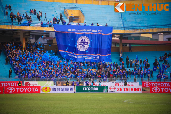 Cuối tuần vừa qua, vòng 2 V.League 2016 chứng kiến trận đại chiến giữa hai đối thủ không đội trời chung là Hà Nội T&amp;T và Than Quảng Ninh. Ngoài vấn đề chuyên môn của trận đấu, NHM còn "soi" đến những bóng hồng của cả hai đội mà đặc biệt là dàn hot girl đất Mỏ.