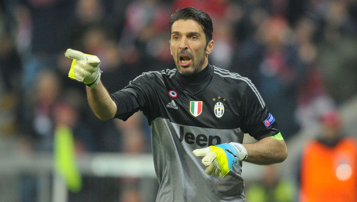 Tài năng của Gianluigi Buffon đã được bóng đá thế giới công nhận. Mặc dù đã 38 tuổi thế nhưng thủ thành của Juventus vẫn là người gác đền số 1 ĐT Italy. Chỉ để thủng lưới 16 bàn trong 30 trận từ đầu mùa giải đến nay, đồng thời phá vỡ kỷ lục về thời gian giữ sạch lưới tồn tại 22 năm, Buffon vẫn đang trên con đường duy trì ngôi vị thủ thành hay nhất châu Âu. Ảnh sử dụng trong bài: Dailymail.com.