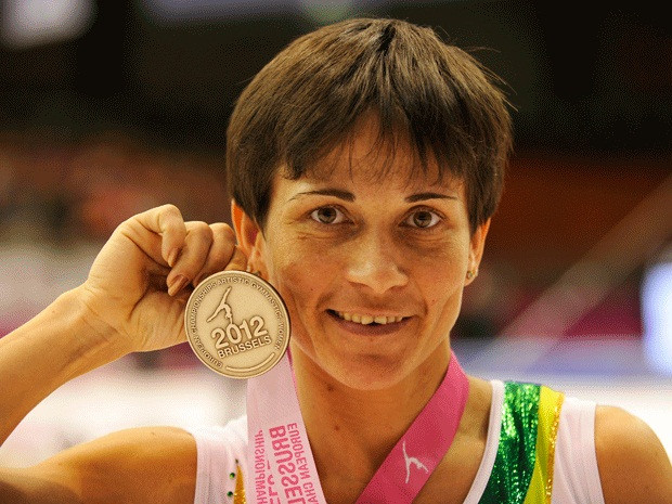 Cái tên đầu tiên được nhắc đến khi tham dự nhiều kỳ Olympic nhất lịch sử đó là VĐV Oksana Chusovitina của Uzbekistan. Điều đặc biệt, VĐV thể dục dụng cụ này đã từng khoác áo 3 đội tuyển quốc gia khác nhau tại các kỳ Thế vận hội (đội tuyển Cộng đồng Các quốc gia độc lập dự Barcelona 1992, đội tuyển Uzbekistan dự Atlanta 1996, Sydney 2000, Athens 2004, Rio 2016 và đội tuyển Đức dự Bắc Kinh 2008, London 2012)