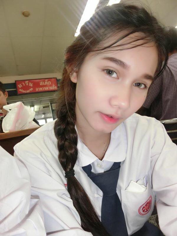 Cô nàng được mọi người nhắc tới cũng bởi ngoại hình rất ấn tượng. Khi ở trên ghế nhà trường, Pakaporn cho thấy mình là một cô học trò thuỳ mị, nhẹ nhàng với những góc cạnh đầy nữ tính.