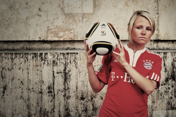 Julia Simic khởi nghiệp tại CLB Bayern Munich từ năm 16 tuổi. Cô đã ra sân tổng cộng 105 trận và ghi được 34 bàn cho CLB này.