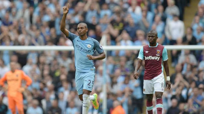Fernandinho chính là chủ nhân của pha đánh đầu nâng tỷ số lên 2-0 trong trận thắng của Man City trước đội bóng khó chơi West Ham. Không chỉ vậy, tiền vệ này còn làm tốt nhiệm vụ phân phối bóng với tỷ lệ chuyền chính xác lên đến 92%.