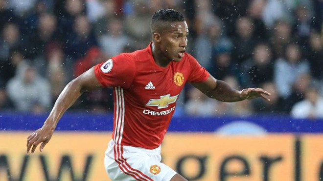 Với thế trận hoàn toàn áp đảo so với chủ nhà Hull City, Valencia thỏai mái dâng cao tấn công và tạo không ít sóng gió về phía khung thành của "bầy hổ" bằng những pha đi bóng dũng mãnh và căng ngang vào trong đầy khó chịu.