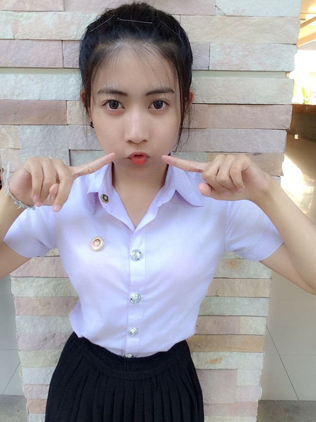 Những hành động tạo dáng rất nhí nhảnh trẻ trung của Methaphorn nhận được nhiều lời khen "có cánh" từ cư dân mạng.