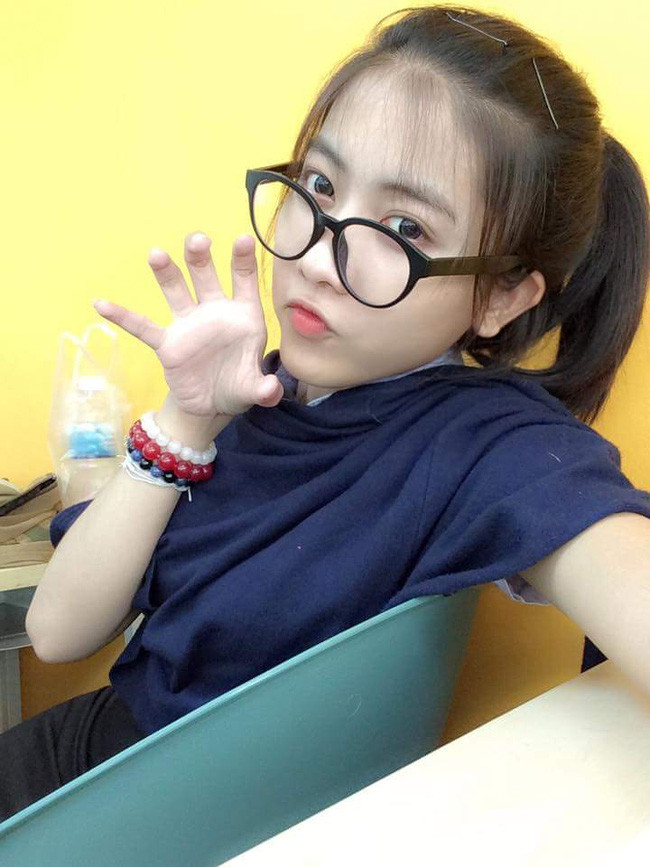 Theo tìm hiểu, cô hot girl xinh đẹp trên có tên Methaphorn Yuwarat. Cô nàng này được biết tới vì sở hữu gương mặt khá giống với Lee, nhân vật chính trong phim "tình yêu không có lỗi, lỗi ở bạn thân"..