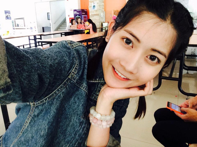 Thời gian vừa qua, cô hot girl chuyển giới Thái Lan trong ảnh đang trở thành tâm điểm sự chú ý của cư dân mạng, bởi vẻ đẹp vẻ đẹp trong sáng, ngây thơ và đáng yêu như búp bê của mình.