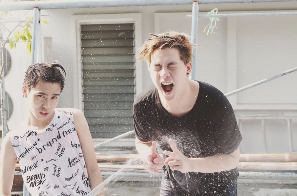 Trong những bộ quần áo ướt nhoẹt từ đầu tới chân, những anh chàng trên vô tình lộ ra những mảng cơ bắp săn chắc khiến nhiều bạn nữ phải ngẩn ngơ ngắm nhìn.