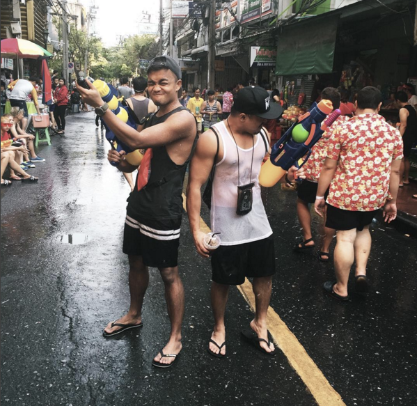 Lễ hội Songkran không chỉ thu hút gái đẹp mà còn là nơi quy tụ vô vàn những anh chàng điển trai "quẩy" tưng bừng trong trận thủy chiến tại Thái Lan.
