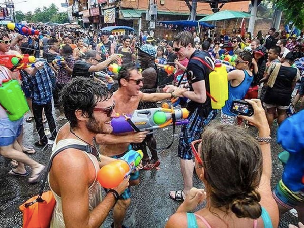 Lễ hội té nước tại Thái Lan hay còn được biết dưới cái tên địa phương là Songkran. Đây là một sự kiện không chỉ có người thái lan mà rất nhiều du khách nước ngoài mong chờ.