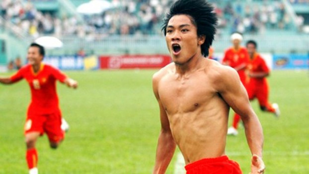 Thông tin về người hùng AFF Cup 2008 của ĐT Việt Nam - Nguyễn Quang Hải chính thức giã từ sân cỏ khiến nhiều NHM bóng đá nước nhà tỏ ra bất ngờ. Thế nhưng, nếu những ai theo dõi nhất cử nhất động của tiền đạo có biệt danh Hải "Gà" này thì sẽ hiểu vì sao anh đưa ra quyết định này.