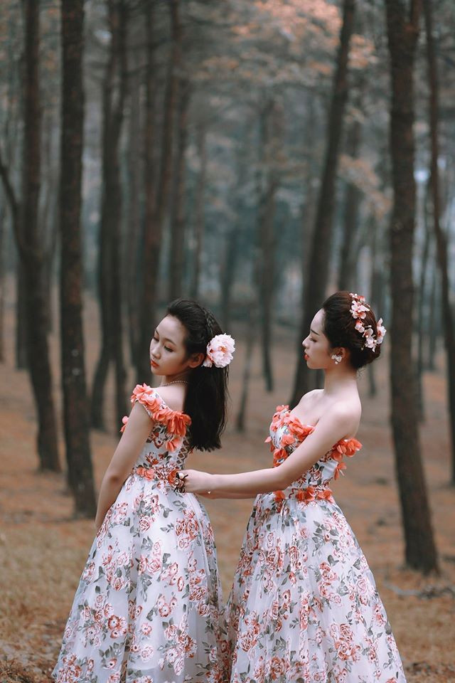 Mới đây, cặp chị em thành Vinh cùng tên Linh này được nhiều người chú ý tới qua bộ ảnh chụp nghệ thuật giữa thiên nhiên khá ấn tượng.