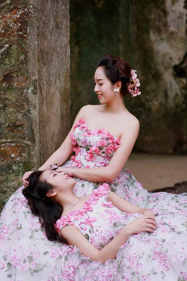 Trong khi cô chị Vũ Linh thì khá vô tư, đôi lúc còn vô tâm thì Mai Linh lại sống vô cùng tình cảm và tích cực thể hiện cảm xúc với những người thân xung quanh.