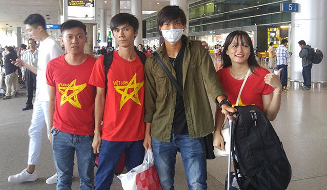 Còn với Tuấn Anh, sau những ngày tháng thi đấu ở Nhật Bản, chàng tiền vệ quê Thái Bình xuất hiện với hình ảnh đeo khẩu trang che gần hết khuôn mặt và mái tóc dài đậm chất showbiz.