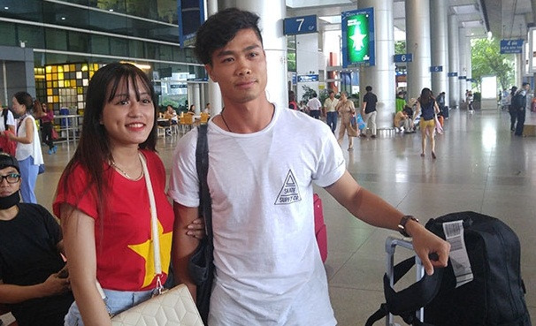 Công Phượng gây chú ý với hình ảnh khỏe khoắn: quần short jeans, áo phông và đặc biệt là mái tóc uốn xoăn bồng bềnh, kiểu tóc yêu thích của tiền đạo của HA.GL hồi V.League 2015.