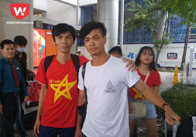 Nắm bắt được lịch bay của Công Phượng và Tuấn Anh, đã có không ít những CĐV của VFS ra sân bay tặng hoa và đón bộ đôi của HA.GL trong ngày về tập trung đội tuyển. Ảnh: Thái Hải.