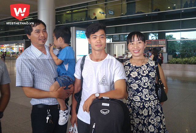 Ra sân bay đón Công Phượng có gia đình anh trai từ Bình Dương xuống. Ảnh: Thái Hải
