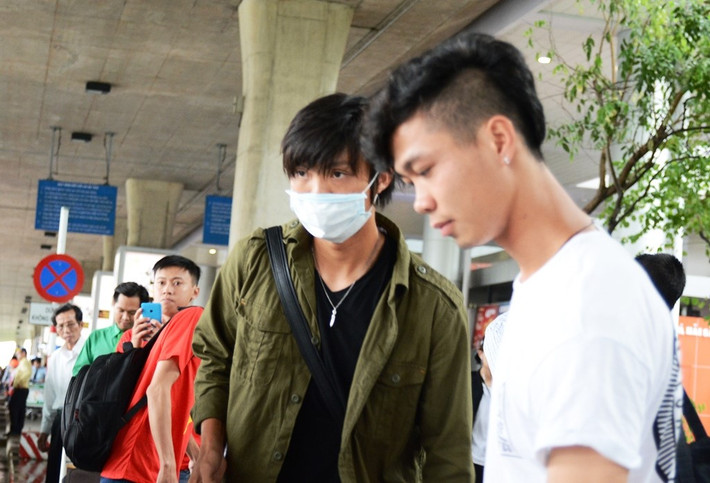 Sự xuất hiện của hai cầu thủ từng làm nên thương hiệu U19 Việt Nam trong năm 2013/2014 thu hút được rất nhiều sự chú ý đến từ những người có mặt tại sân bay.